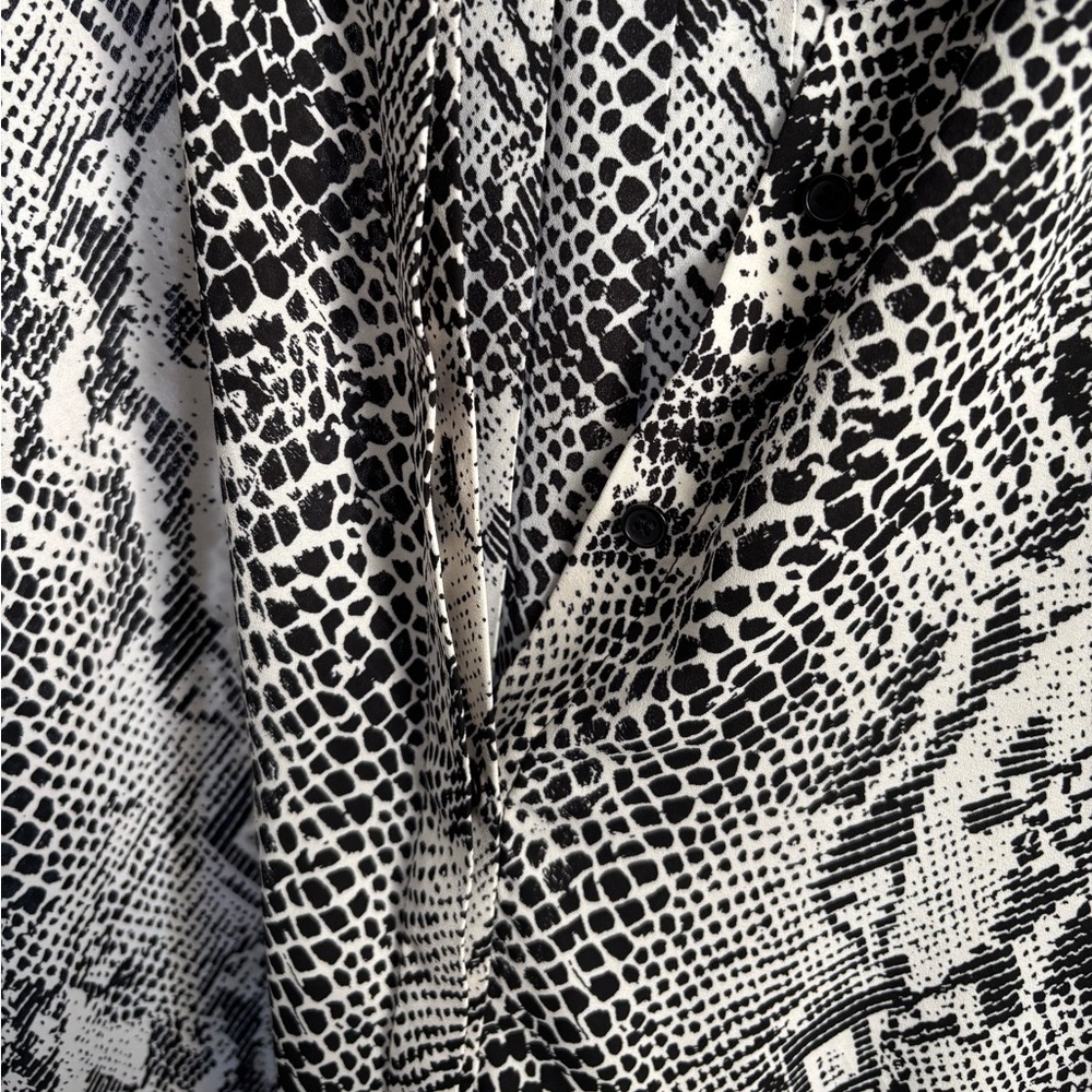 Black and White Snakeskin Print Sleeveless Button-down Blouse no tags fits 3X - Picture 3 of 4